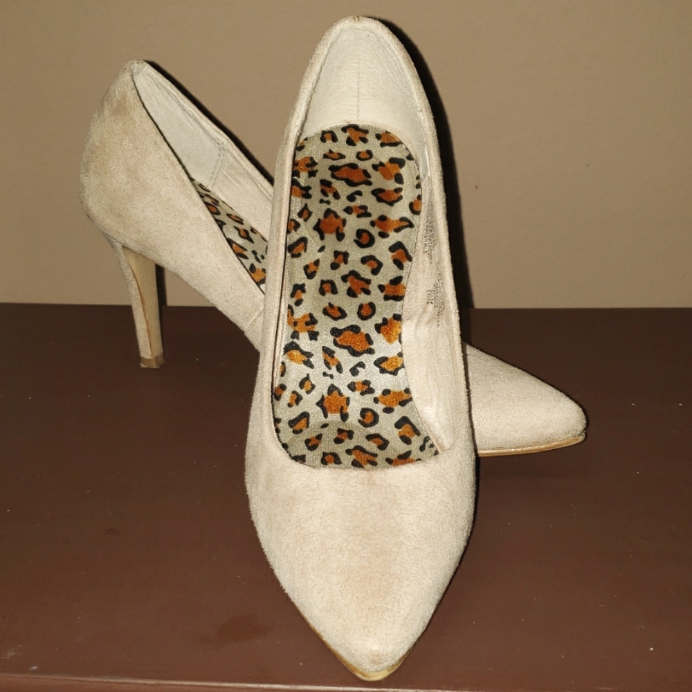 OldNavy suede sand pump cream with three inches heel shoe size 8 slightly used